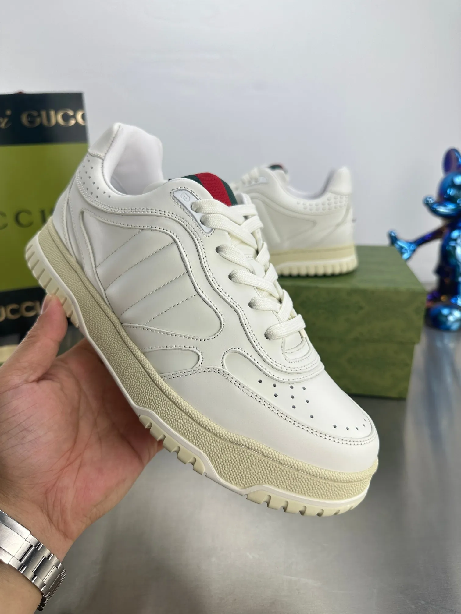 👟👟Ex-factory price 600👟👟 Gucci's latest hot-selling series of high and low-cut distressed couple's sneakers are shipped. The original version is purchased, developed and manufactured. This high-low top sneaker adopts a basketball-style silhouette design, cleverly integrated with hollow panels and distressed effects, showing its unique ingenuity. The ingenuity incorporates brand logo details such as interlocking Double G styling accessories and Gucci lettering, a low-key tribute to the brand's design heritage. Exquisite packaging at the delivery counter 🛍📦 ▪️ Fabric: Original customized imported first-layer cowhide ▪️ Lining: Imported high-grade mesh ▪️ Sole: Original molded TPU sole ▪️ Sole thickness: 3cm ▪️ Size: Women's 35-41 (Women's 41 customized)